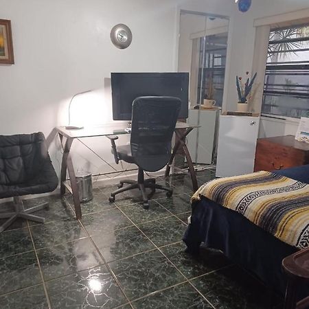 Snug Minimalist Full Bed With 50 Inch Smart Tv, Netflix, Airplay, Mini-Fridge, And 500 Mbps Wifi Near Fiu, Dolphin Mall, Airport Miami Buitenkant foto