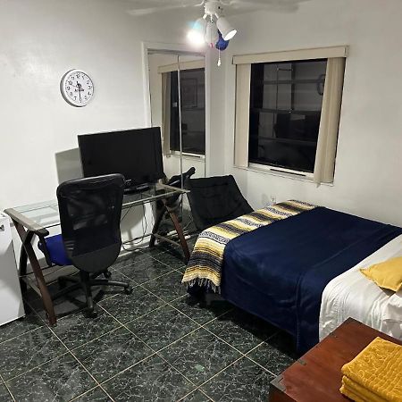 Snug Minimalist Full Bed With 50 Inch Smart Tv, Netflix, Airplay, Mini-Fridge, And 500 Mbps Wifi Near Fiu, Dolphin Mall, Airport Miami Buitenkant foto