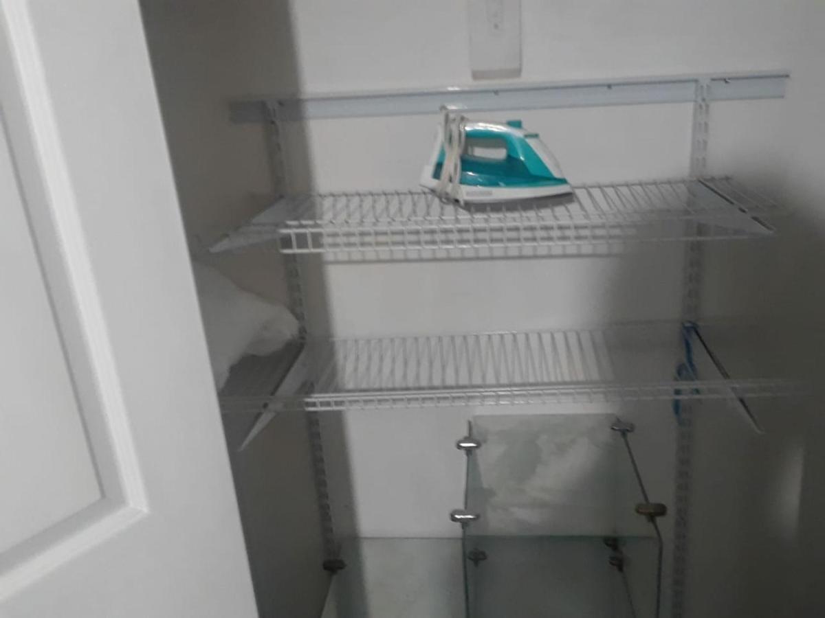 Snug Minimalist Full Bed With 50 Inch Smart Tv, Netflix, Airplay, Mini-Fridge, And 500 Mbps Wifi Near Fiu, Dolphin Mall, Airport Miami Buitenkant foto