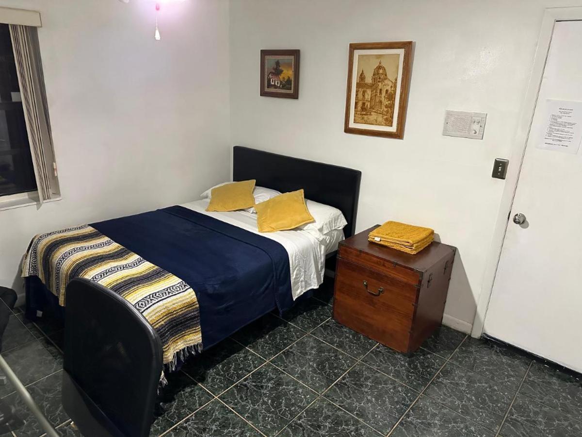 Snug Minimalist Full Bed With 50 Inch Smart Tv, Netflix, Airplay, Mini-Fridge, And 500 Mbps Wifi Near Fiu, Dolphin Mall, Airport Miami Buitenkant foto