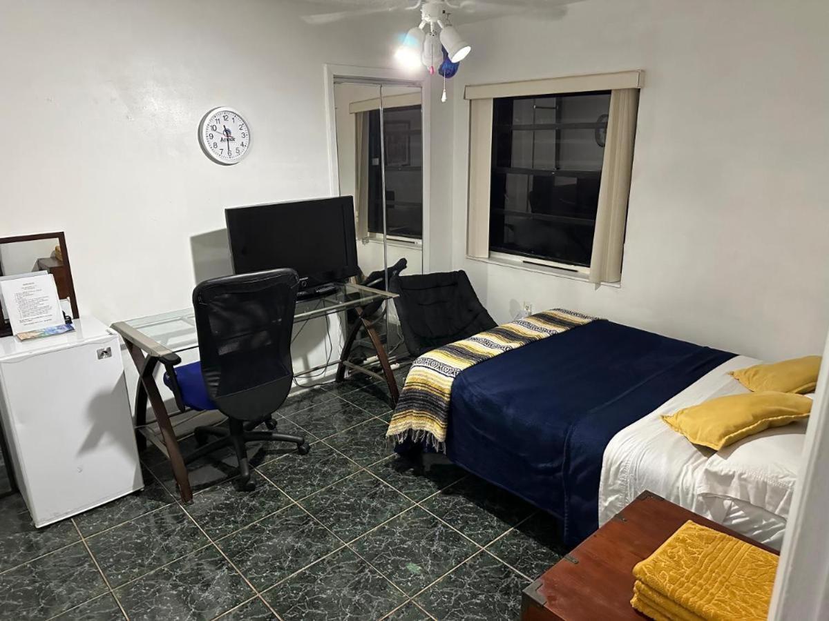 Snug Minimalist Full Bed With 50 Inch Smart Tv, Netflix, Airplay, Mini-Fridge, And 500 Mbps Wifi Near Fiu, Dolphin Mall, Airport Miami Buitenkant foto